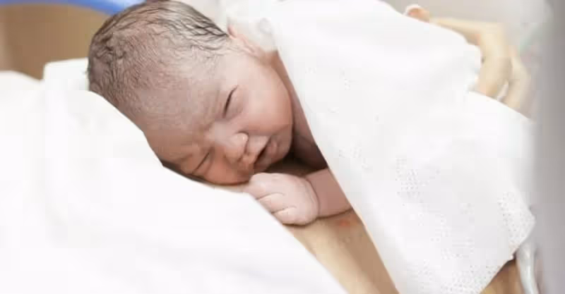 生了個女兒，老公高興得手舞足蹈，公公一腳踹過去：你是不是傻
