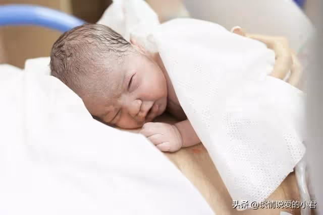 生了個女兒，老公高興得手舞足蹈，公公一腳踹過去：你是不是傻