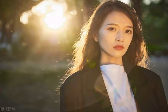 婆婆每月給1萬，丈夫每月上交8千，兒媳卻哭訴：我寧願上班賺3千