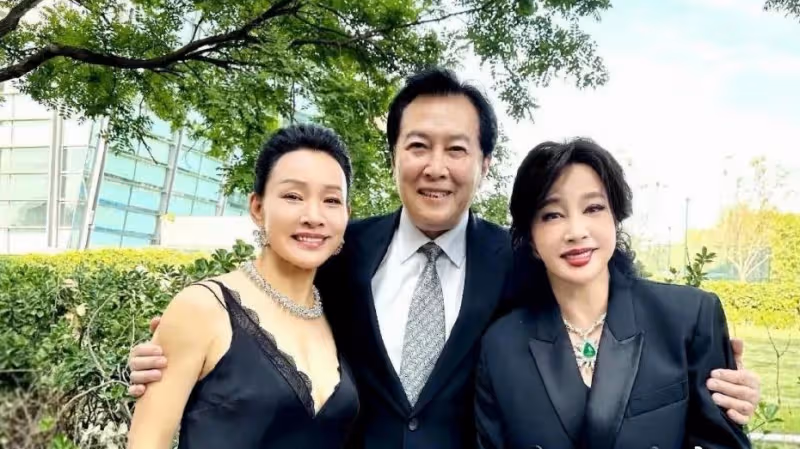 唐國強夫婦近況曝光！與劉曉慶摟抱合影，壯麗當眾跪謝田華引熱議