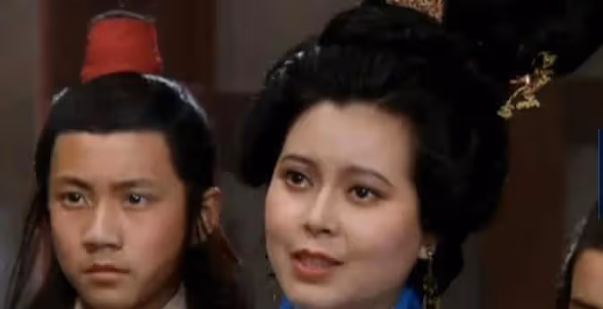 唐國強夫婦近況曝光！與劉曉慶摟抱合影，壯麗當眾跪謝田華引熱議
