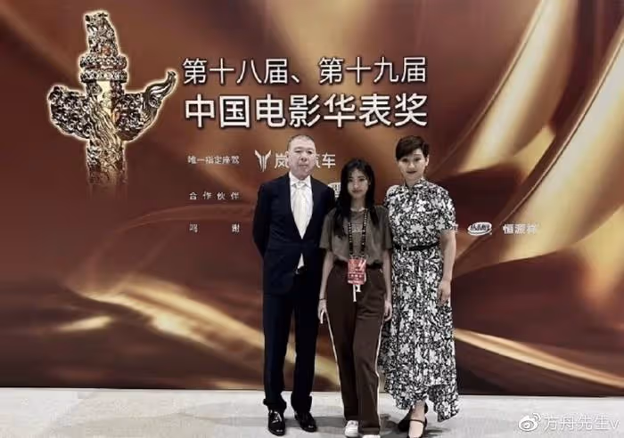 馮小剛養女顏值逆襲！與眾星合影成功追星范丞丞，撞臉小S二女兒