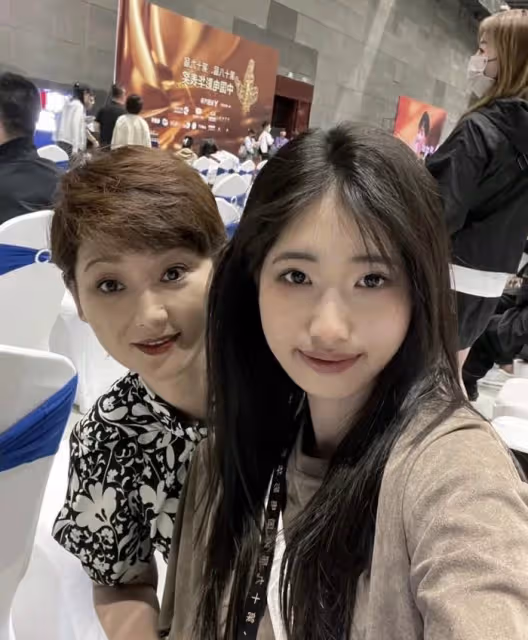 馮小剛養女顏值逆襲！與眾星合影成功追星范丞丞，撞臉小S二女兒