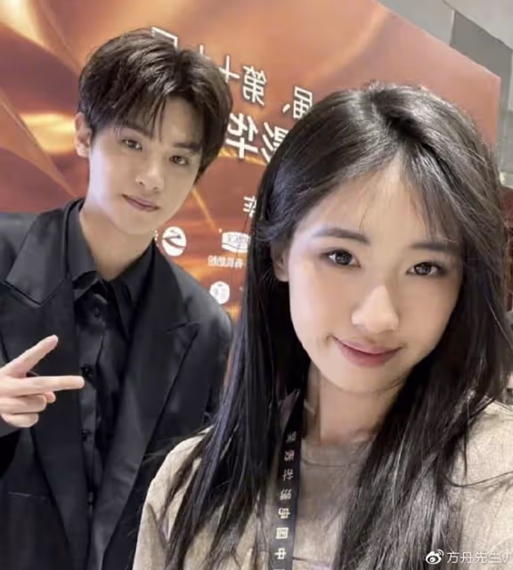 馮小剛養女顏值逆襲！與眾星合影成功追星范丞丞，撞臉小S二女兒