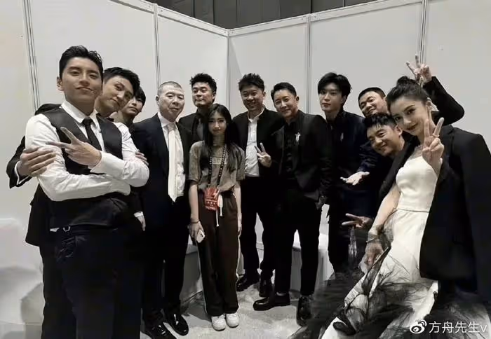 馮小剛養女顏值逆襲！與眾星合影成功追星范丞丞，撞臉小S二女兒