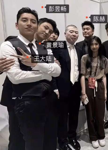 馮小剛養女顏值逆襲！與眾星合影成功追星范丞丞，撞臉小S二女兒