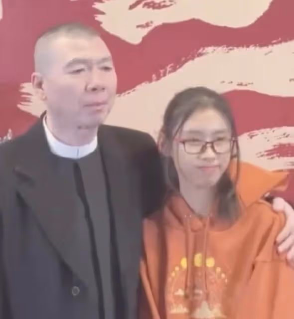 馮小剛養女顏值逆襲！與眾星合影成功追星范丞丞，撞臉小S二女兒