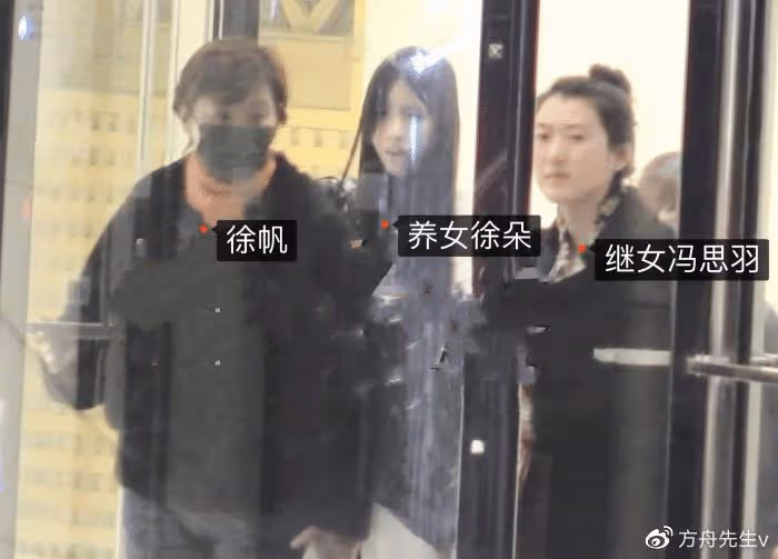 馮小剛養女顏值逆襲！與眾星合影成功追星范丞丞，撞臉小S二女兒
