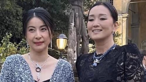 41歲郭晶晶與57歲鞏俐共赴晚宴！被鞏俐挽手臂，戴名貴珠寶好貴氣