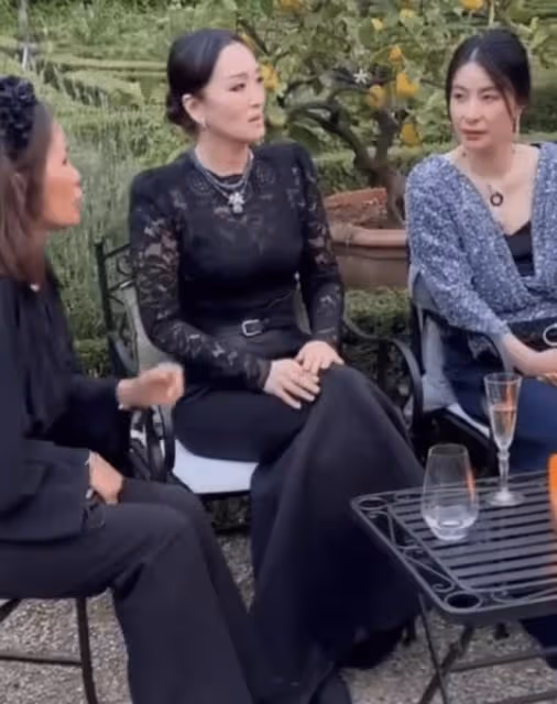 41歲郭晶晶與57歲鞏俐共赴晚宴！被鞏俐挽手臂，戴名貴珠寶好貴氣