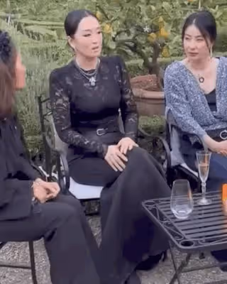 41歲郭晶晶與57歲鞏俐共赴晚宴！被鞏俐挽手臂，戴名貴珠寶好貴氣