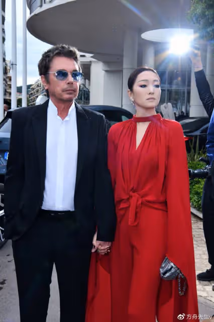 41歲郭晶晶與57歲鞏俐共赴晚宴！被鞏俐挽手臂，戴名貴珠寶好貴氣