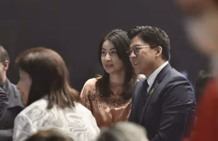 41歲郭晶晶與57歲鞏俐共赴晚宴！被鞏俐挽手臂，戴名貴珠寶好貴氣