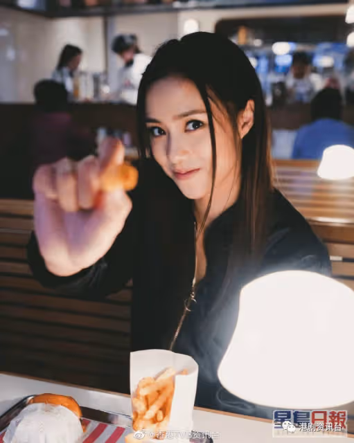 TVB力捧小花26歲生日切蛋糕慶祝！同劇男主竟送「有骨提示」投訴？