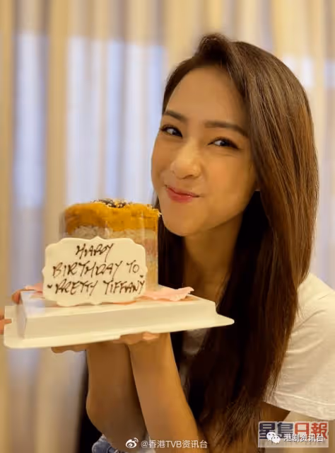 TVB力捧小花26歲生日切蛋糕慶祝！同劇男主竟送「有骨提示」投訴？