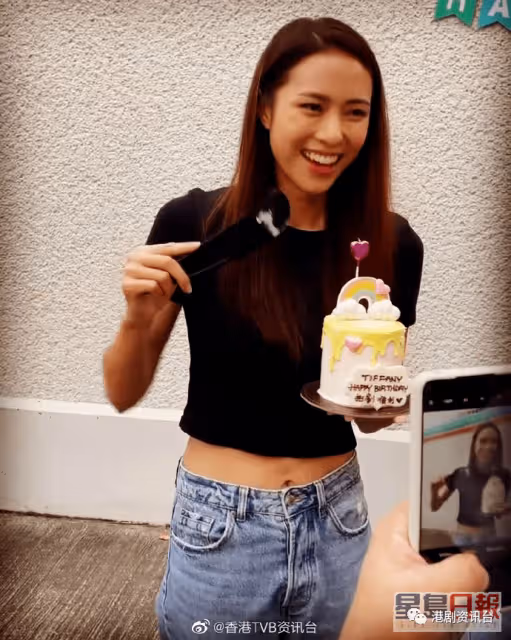 TVB力捧小花26歲生日切蛋糕慶祝！同劇男主竟送「有骨提示」投訴？