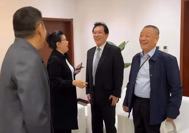 陳道明華表獎後台高情商表現:和屋內大咖握手,楊受成也笑臉相迎