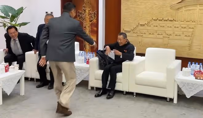 陳道明華表獎後台高情商表現:和屋內大咖握手,楊受成也笑臉相迎