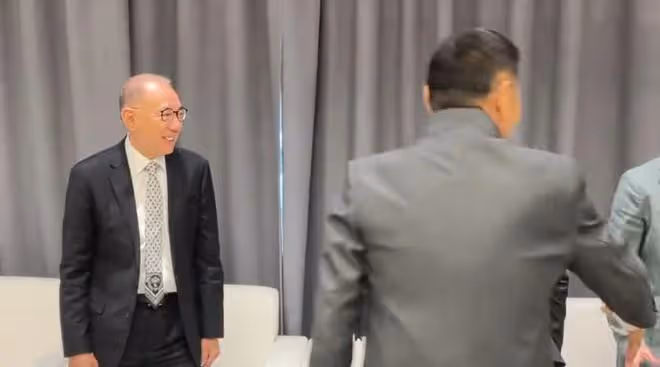 陳道明華表獎後台高情商表現:和屋內大咖握手,楊受成也笑臉相迎