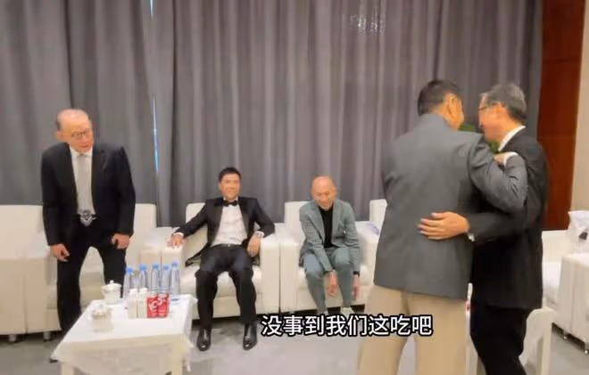 陳道明華表獎後台高情商表現：和屋內大咖握手，楊受成也笑臉相迎