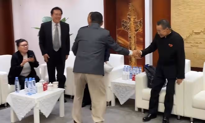 陳道明華表獎後台高情商表現：和屋內大咖握手，楊受成也笑臉相迎