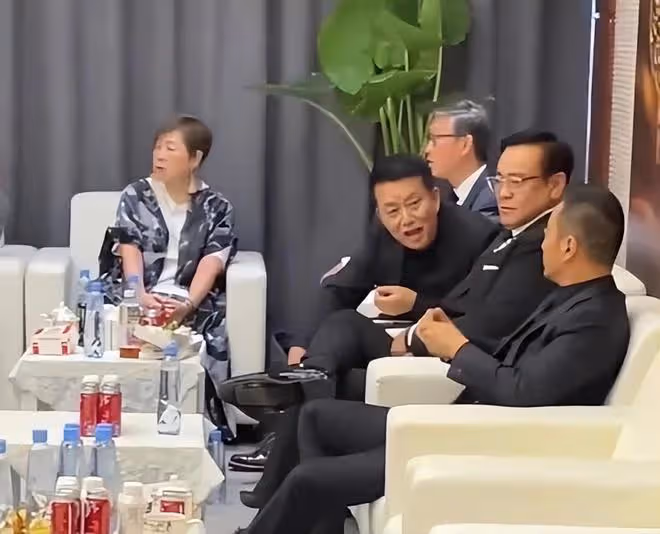 陳道明華表獎後台高情商表現：和屋內大咖握手，楊受成也笑臉相迎