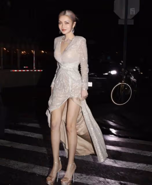 35歲周揚青換新風格,轉型為成功女性,手握百億做自己的富豪