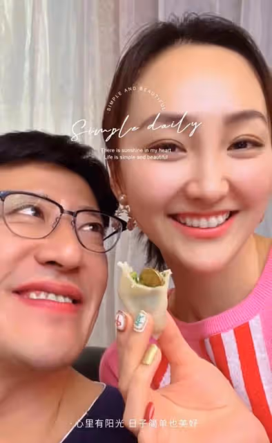 于震罕曬全家福!小13歲老婆貌美似少女,仨娃如複製粘貼神似爸