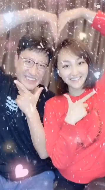 于震罕曬全家福!小13歲老婆貌美似少女,仨娃如複製粘貼神似爸