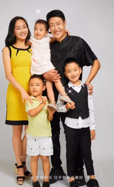 于震罕曬全家福!小13歲老婆貌美似少女,仨娃如複製粘貼神似爸