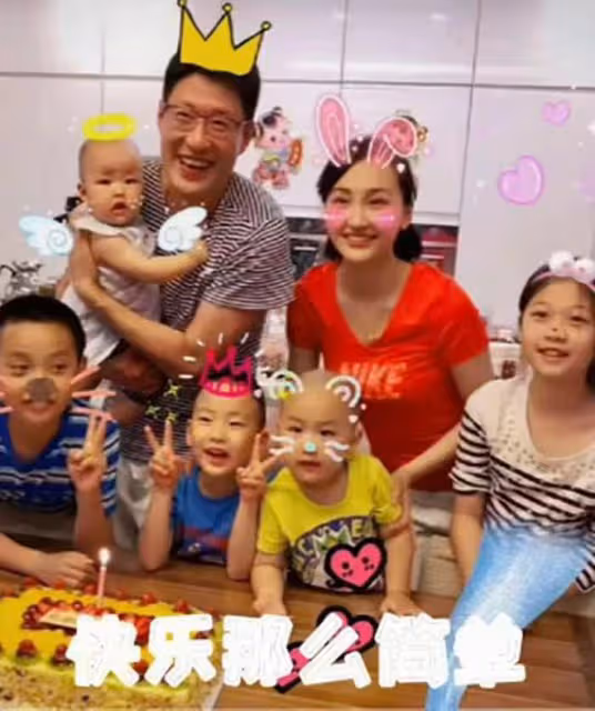 于震罕曬全家福!小13歲老婆貌美似少女,仨娃如複製粘貼神似爸