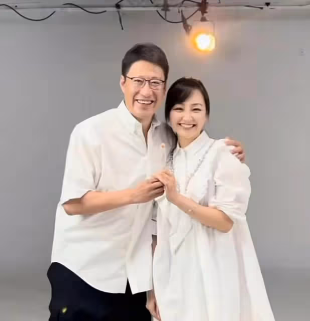 于震罕曬全家福!小13歲老婆貌美似少女,仨娃如複製粘貼神似爸