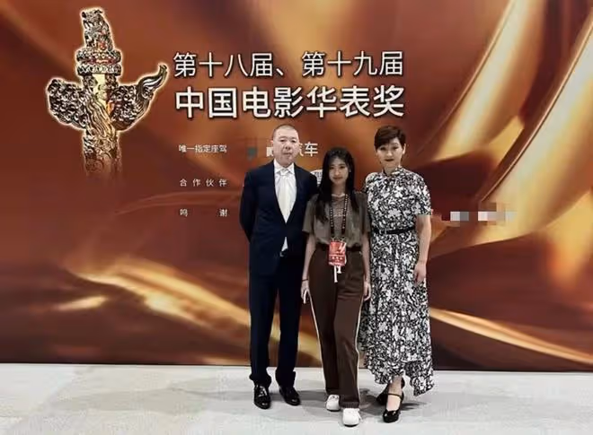 馮小剛一家三口罕露面!17歲養女顏值逆襲太驚艷,曾被曝是私生女