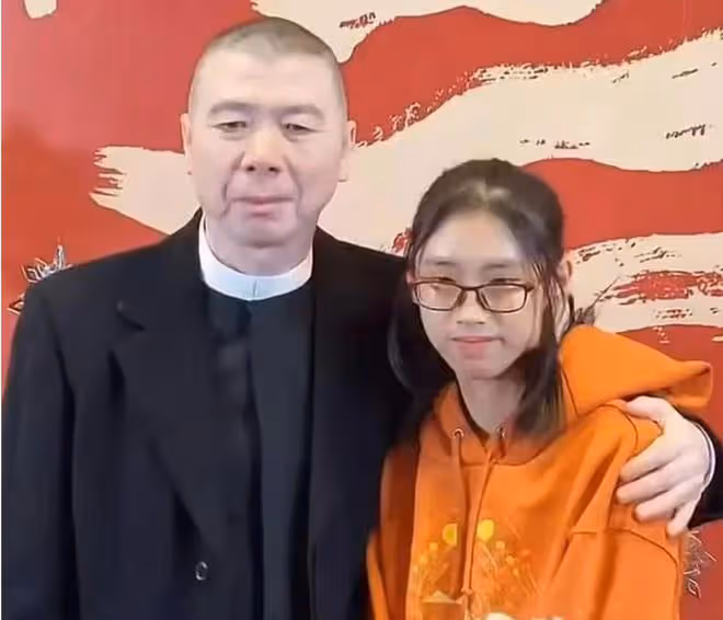 馮小剛一家三口罕露面!17歲養女顏值逆襲太驚艷,曾被曝是私生女