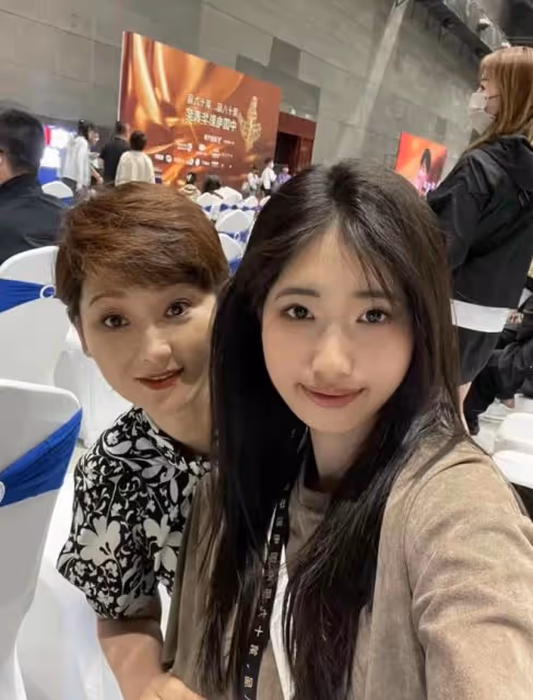 馮小剛一家三口罕露面!17歲養女顏值逆襲太驚艷,曾被曝是私生女