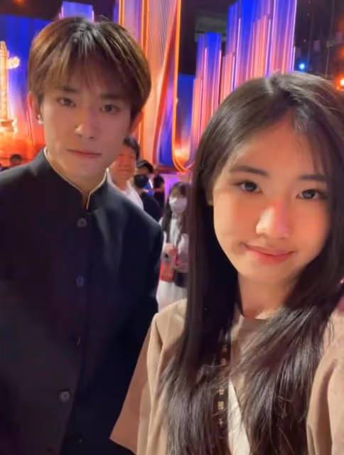 馮小剛一家三口罕露面!17歲養女顏值逆襲太驚艷,曾被曝是私生女