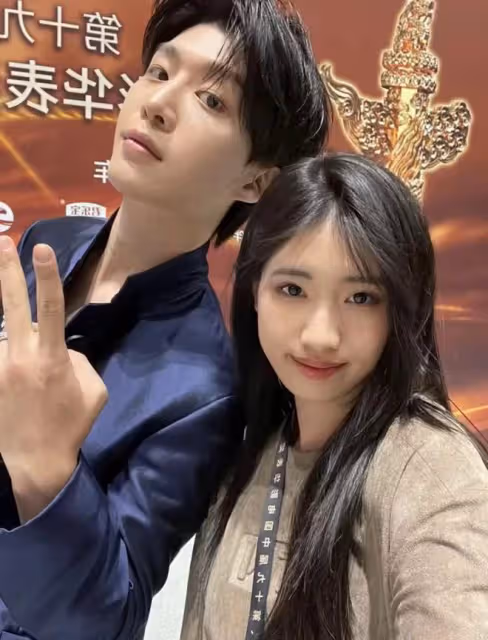 馮小剛一家三口罕露面!17歲養女顏值逆襲太驚艷,曾被曝是私生女