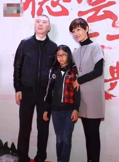馮小剛一家三口罕露面!17歲養女顏值逆襲太驚艷,曾被曝是私生女