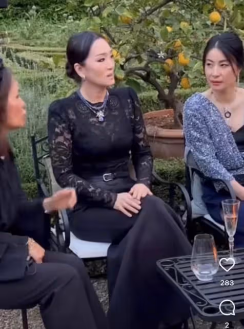 鞏俐與郭晶晶出席義大利晚宴!罕見主動屈膝挽手,後者拘謹顯尷尬