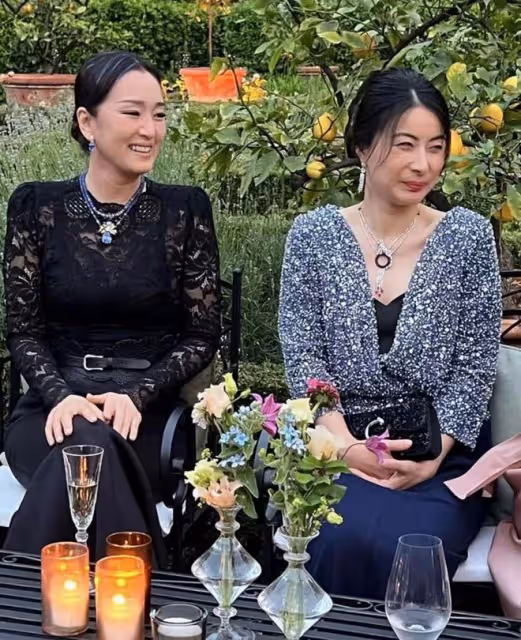 鞏俐與郭晶晶出席義大利晚宴!罕見主動屈膝挽手,後者拘謹顯尷尬