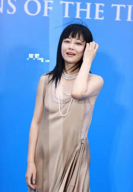 時尚晚宴內場亮點多!毛阿敏穿深V拉眾星唱歌,李宇春社恐被鎖喉
