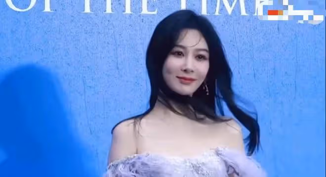 時尚晚宴內場亮點多!毛阿敏穿深V拉眾星唱歌,李宇春社恐被鎖喉