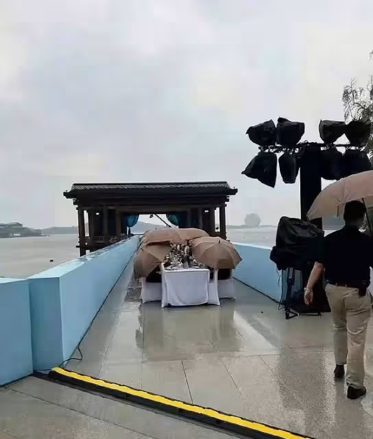 時尚晚宴內場亮點多!毛阿敏穿深V拉眾星唱歌,李宇春社恐被鎖喉