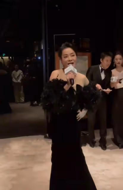 時尚晚宴內場亮點多!毛阿敏穿深V拉眾星唱歌,李宇春社恐被鎖喉