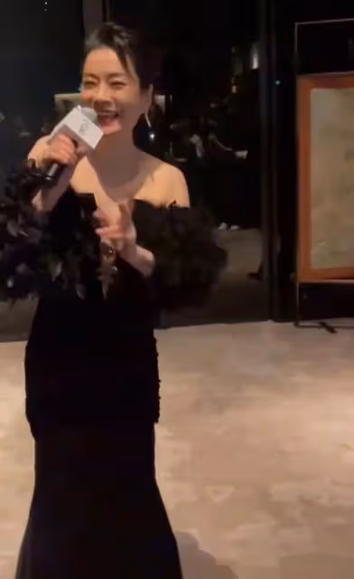 時尚晚宴內場亮點多!毛阿敏穿深V拉眾星唱歌,李宇春社恐被鎖喉