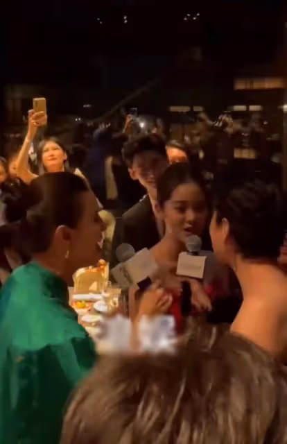 時尚晚宴內場亮點多!毛阿敏穿深V拉眾星唱歌,李宇春社恐被鎖喉