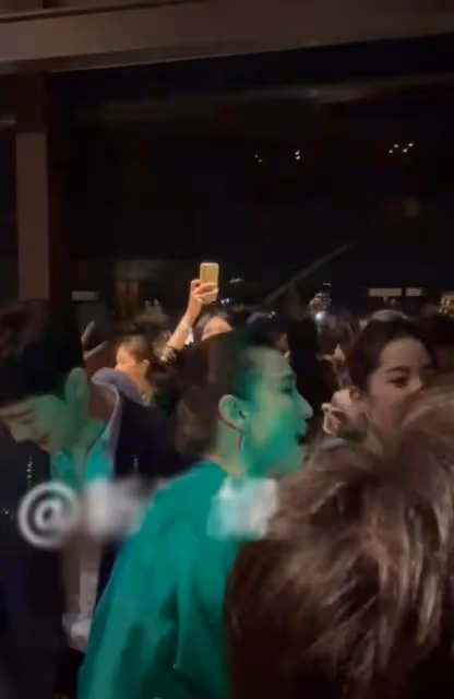 時尚晚宴內場亮點多!毛阿敏穿深V拉眾星唱歌,李宇春社恐被鎖喉