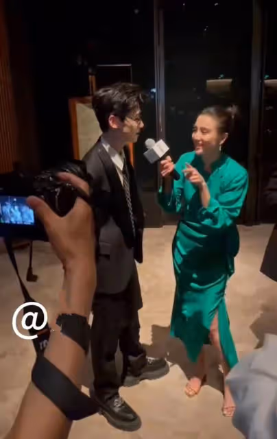 時尚晚宴內場亮點多!毛阿敏穿深V拉眾星唱歌,李宇春社恐被鎖喉