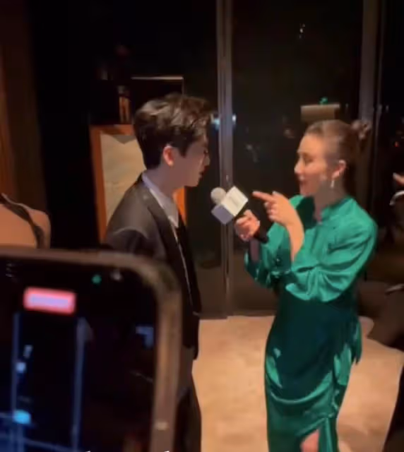時尚晚宴內場亮點多!毛阿敏穿深V拉眾星唱歌,李宇春社恐被鎖喉