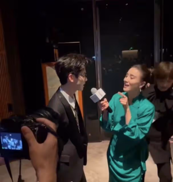 時尚晚宴內場亮點多!毛阿敏穿深V拉眾星唱歌,李宇春社恐被鎖喉